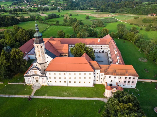 Letecký pohled na cisterciácký klášter Kostanjevica na Krki, útulně jmenován hradem Kostanjevica, Slovinsko, Evropa — Stock fotografie