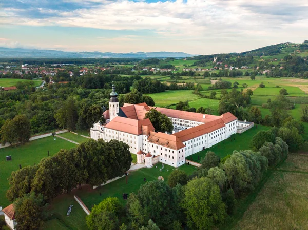 Luftaufnahme des Zisterzienserklosters Kostanjevica na Krki, heimelig eingerichtet als Burg Kostanjevica, Slowenien, Europa — Stockfoto