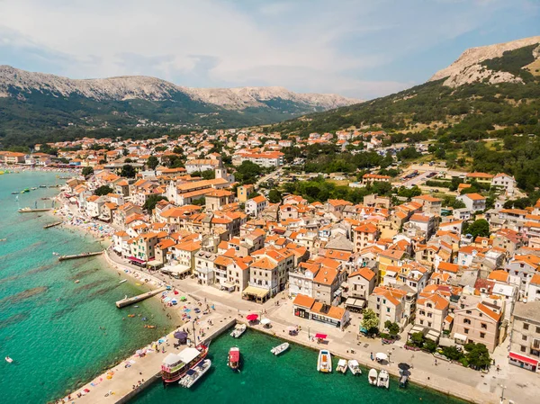 Vista panorâmica aérea da cidade de Baska, destino turístico popular na ilha Krk, Croácia, Europa — Fotografia de Stock