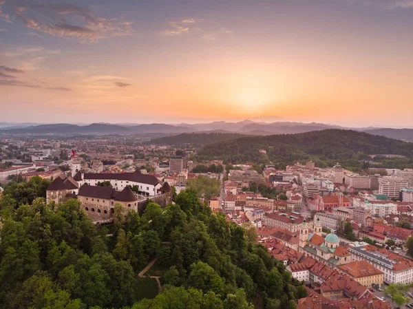 Panorama da capital eslovena Liubliana ao pôr do sol . — Fotografia de Stock