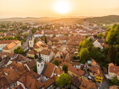 Slovenya 'nın başkenti Ljubljana' nın eski ortaçağ şehir merkezine ait hava manzarası.