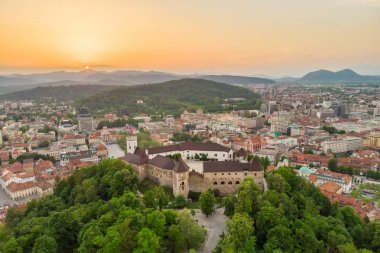 Sloven başkenti Ljubljana 'nın Panorama' sı gün batımında.