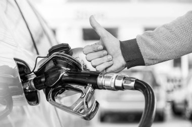 petrol veya benzin motorlu bir araç arabanın içine pompalanır. adam beyaz, başparmak yukarı hareketini gösteren benzin istasyonunda araç benzinli yakıt pompalama.