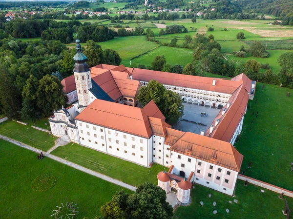 Kostanjevica na Krki manastırının hava manzarası, Kostanjevica Kalesi, Slovenya ve Avrupa olarak atandı. — Stok fotoğraf