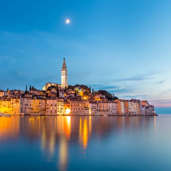 Colorido atardecer de la ciudad de Rovinj, puerto pesquero croata en la costa oeste de la península de Istria . — Foto de Stock