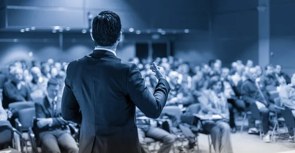 Ponente público dando charla en evento de negocios. — Foto de Stock