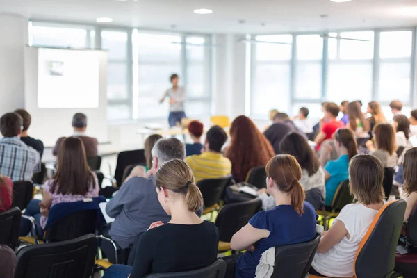 Palestrante dando apresentação em conferência de negócios. — Fotografia de Stock