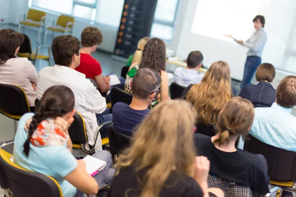 Palestrante dando apresentação em conferência de negócios. — Fotografia de Stock