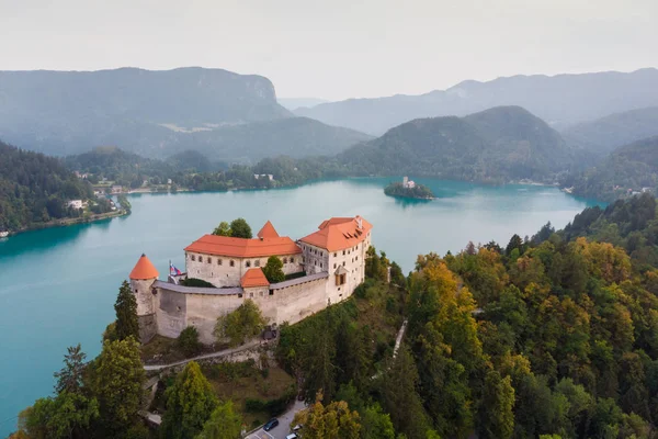 Středověký hrad na jezeře Bled ve Slovinsku — Stock fotografie