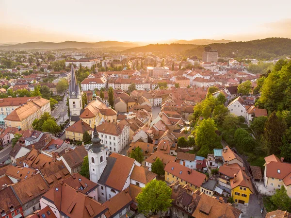 Slovenya 'nın başkenti Ljubljana' nın eski ortaçağ şehir merkezine ait hava manzarası. — Stok fotoğraf