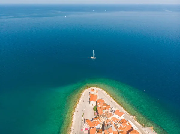 Antenne bekijken van de oude stad Piran, Slovenië, Europa. Zomer vakanties toerisme concept achtergrond. — Stockfoto
