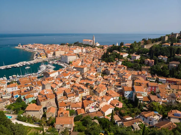 Vista aérea da cidade velha Piran, Eslovênia, Europa. Verão férias turismo conceito fundo . — Fotografia de Stock