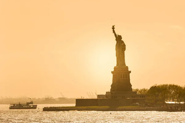 Estatua de la silueta de la Libertad en la puesta del sol, Nueva York, EE.UU. — Foto de Stock
