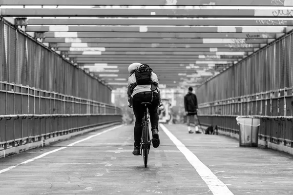 Man rider sin cykel i cykelfilen på Williamsburg Bridge, Brooklyn, New York. — Stockfoto