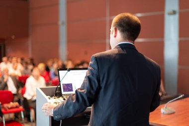 İş Etkinliği 'nde konuşma yapan konuşmacı.