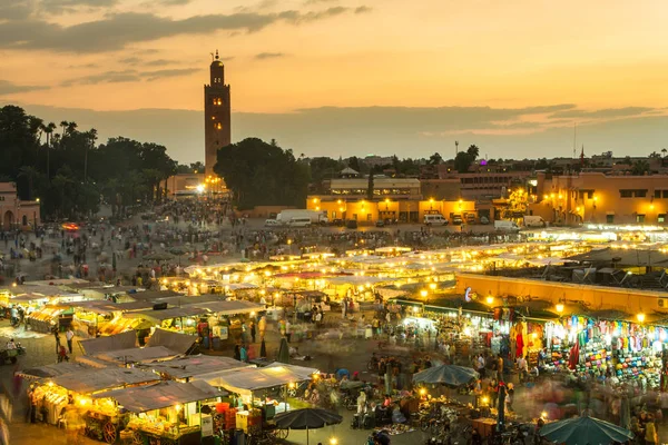 Jamaa el Fna rynek w zachód słońca, Marrakesz, Maroko, Północna Afryka. — Zdjęcie stockowe