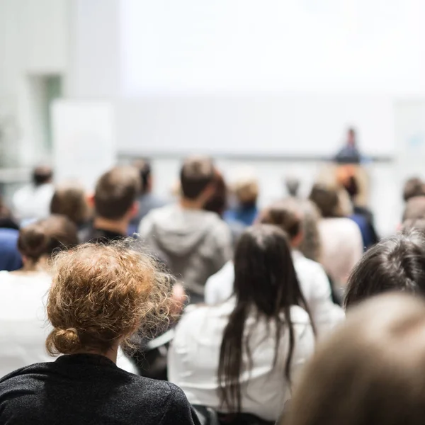 Kvinnan ger presentation i föreläsningssalen vid universitetet. — Stockfoto