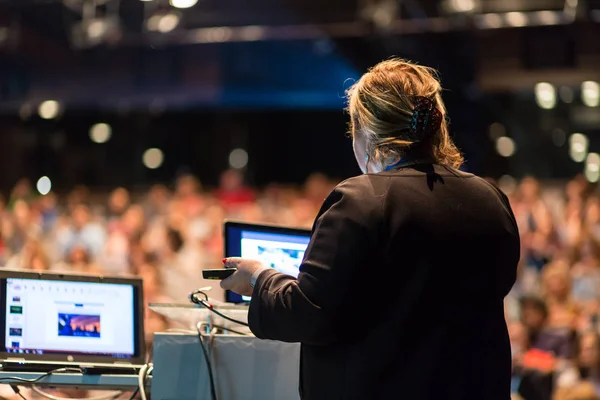 Mulher oradora pública dando palestra no evento de negócios . — Fotografia de Stock