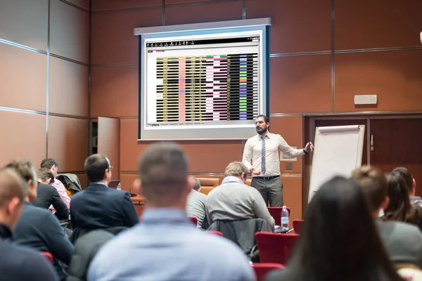 Ponente dando una charla en la reunión de negocios. —  Fotos de Stock