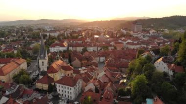 Ljubljana, Slovenya başkentinde günbatımı havadan görünümü.