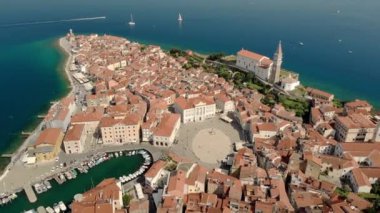 Tartini ana kare, eski binalar kırmızı çatılar ve Adriyatik Denizi güneybatı Slovenya ile Piran kentinin güzel hava video