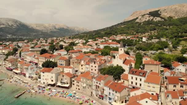 Panoramisch luchtfoto van Baska stad, populaire toeristische bestemming op het eiland Krk Kroatië Europa — Stockvideo