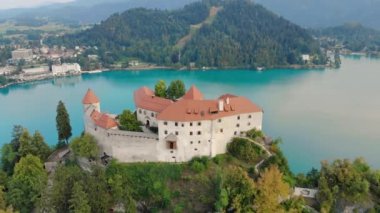 Slovenya Lake Bled bakan Bled Kalesi'nin havadan görünümü.
