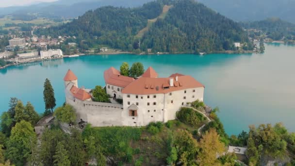 Vista aérea do Castelo de Bled com vista para o Lago Bled na Eslovénia . — Vídeo de Stock