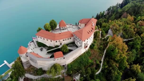 Vista aérea do Castelo de Bled com vista para o Lago Bled na Eslovénia . — Vídeo de Stock