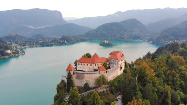 Vista aérea do Castelo de Bled com vista para o Lago Bled na Eslovénia . — Vídeo de Stock