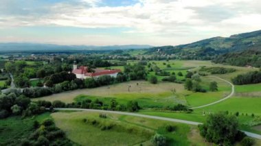 Havadan görünümü Cistercian Manastırı Kostanjevica na Krki, kendinizi evinizde gibi hissedeceğiniz Castle Kostanjevica, Slovenya atandı..