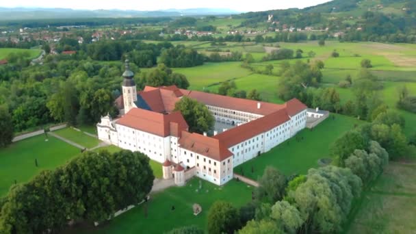 Flygfoto av cistercienserkloster Kostanjevica na Krki, hemtrevliga utsedd till slottet Kostanjevica, Slovenien. — Stockvideo