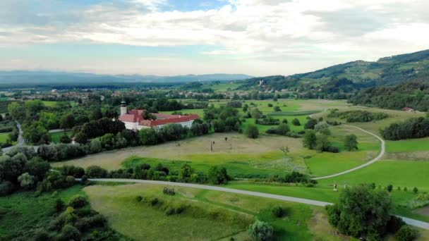 Vista aérea do mosteiro cisterciense Kostanjevica na Krki, homely nomeado como Castelo Kostanjevica, Eslovênia . — Vídeo de Stock