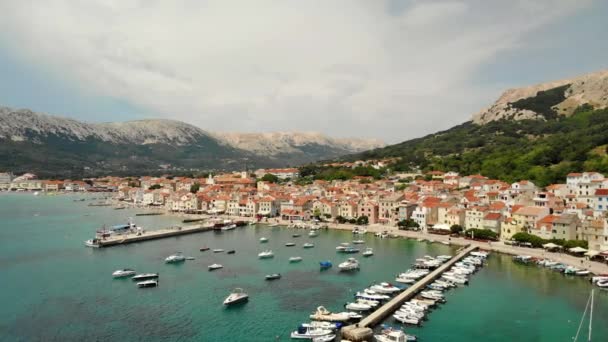 Πανοραμική Αεροφωτογραφία του πόλη Baska, δημοφιλή τουριστικό προορισμό στο νησί Krk Ευρώπη Κροατία — Αρχείο Βίντεο