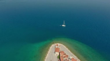 Tartini ana kare, eski binalar kırmızı çatılar ve Adriyatik Denizi güneybatı Slovenya ile Piran kentinin güzel hava video