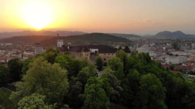 Ljubljana, Slovenya başkentinde günbatımı havadan görünümü.
