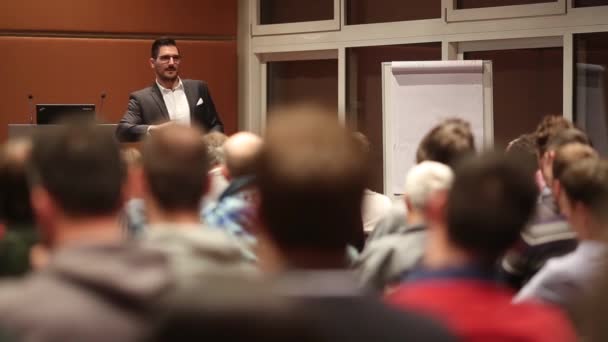 Openbare spreker geeft lezing op Business Event. — Stockvideo