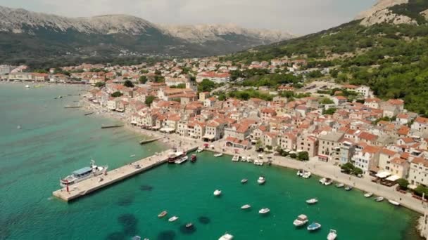 Baska şehrin popüler turistik hedef Island Krk Hırvatistan Avrupa panoramik havadan görünümü