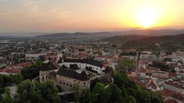 Ljubljana, Slovenya başkentinde günbatımı havadan görünümü.
