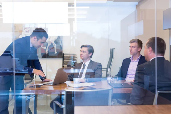 Negócios sentados e brainstorming em reunião corporativa. — Fotografia de Stock