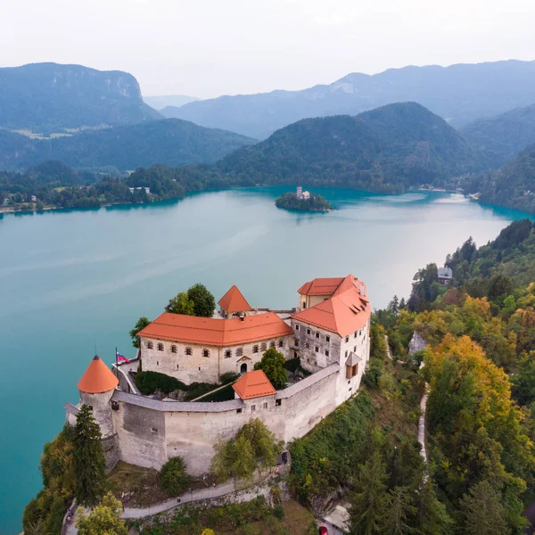 Medeltida slott på Bled sjö i Slovenien — Stockfoto