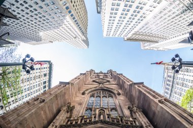 Gökdelenler, Aşağı Manhattan, New York City, ABD çevreleyen ile geniş açı yukarı doğru görünümünü Trinity Kilisesi Broadway ve Wall Street