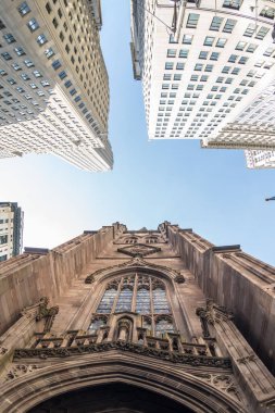 Gökdelenler, Aşağı Manhattan, New York City, ABD çevreleyen ile geniş açı yukarı doğru görünümünü Trinity Kilisesi Broadway ve Wall Street