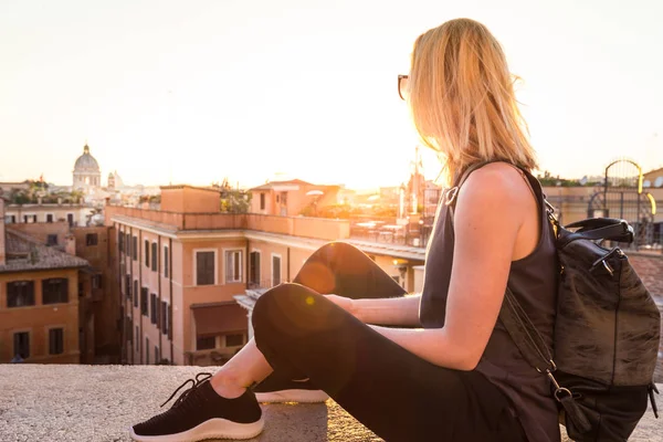Turista feminina desfrutando de uma bela vista da Piazza di Spagna, praça de referência com passos espanhóis em Roma, Itália ao pôr do sol . — Fotografia de Stock