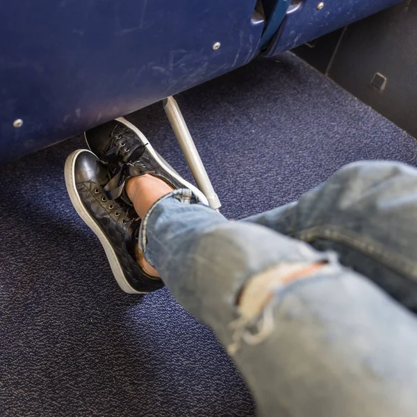 Asientos de avión con más espacio para las piernas para un vuelo cómodo . — Foto de Stock