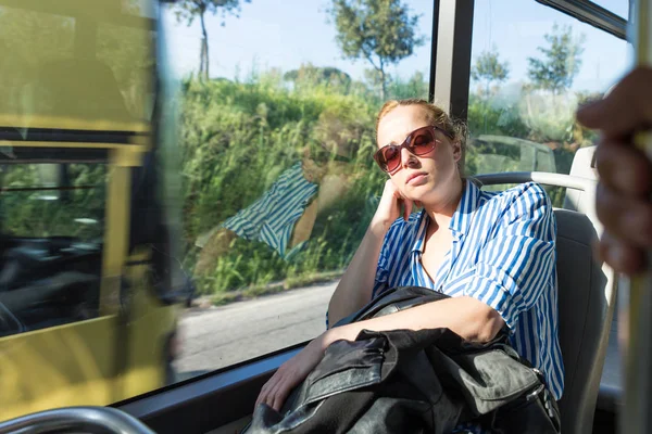 Muotokuva väsynyt nainen nukkuu bussissa . — kuvapankkivalokuva