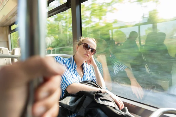 Retrato de mulher cansada dormindo no ônibus . — Fotografia de Stock