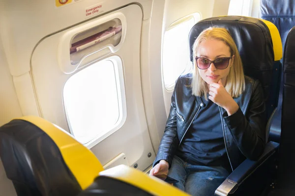 Жінка на літаку під час комерційного польоту . — стокове фото