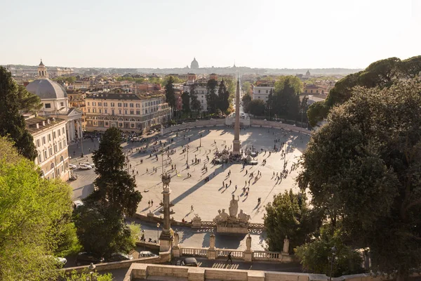 イタリア、ローマのポポロ広場の人々、彫刻、噴水、教会の空中写真. — ストック写真