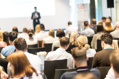 İş konuşmacısı iş konferansında konuşma yapacak..